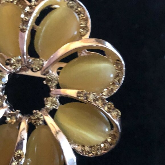 Vintage Style Brooch Antiqued Gold Tone Round Opal Simulated Champagne - Picture 3 of 10